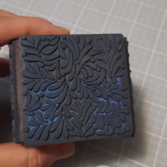 Foliate Texture Cube Rubber Stamp - Picture 2 of 5